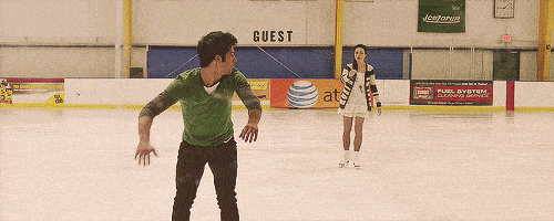 原创搞笑gif段子:哥们,吃饭的时候不要再看手机了!