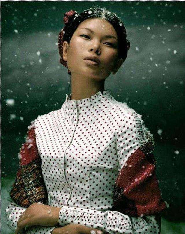 她是中国第一丑模,却功成名就嫁给法国富豪,8岁儿子长