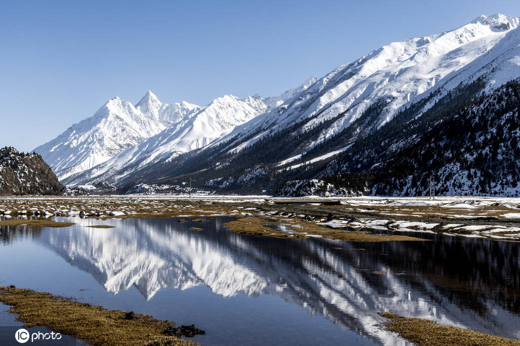 四周雪山的冰雪融水构成了然乌湖主要的补给水源.