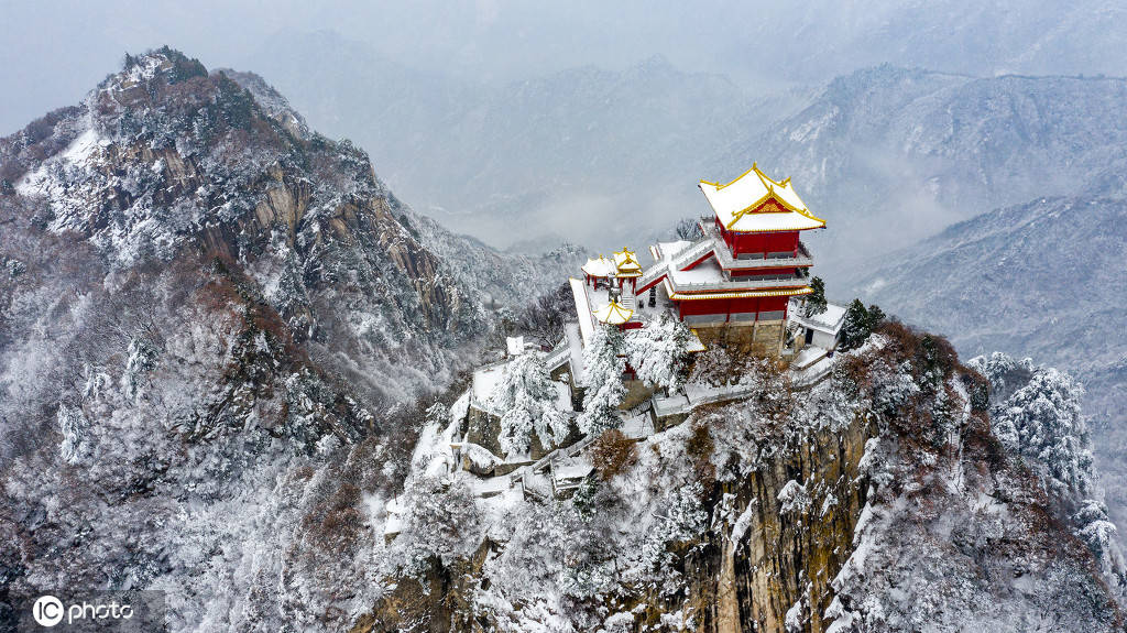 雪后终南山雪景,银装素裹雾气缭绕似仙境