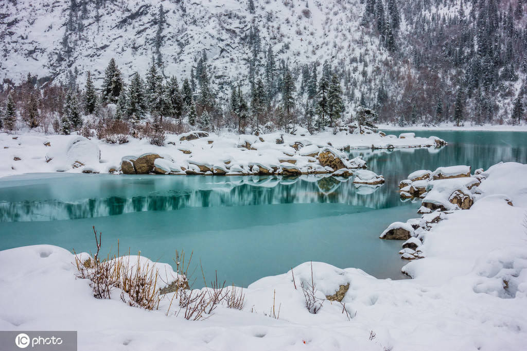 四周雪山的冰雪融水构成了然乌湖主要的补给水源.