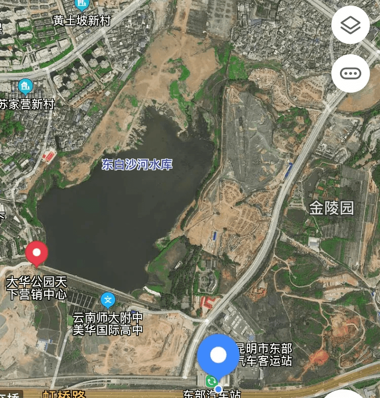 记者从地图上看,大华公园天下营销中心距离金陵园直线距离近2公里多