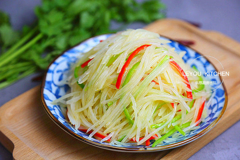 原炒土豆丝,不要泡在水里,多走一步,炒完脆香,不容易粘锅