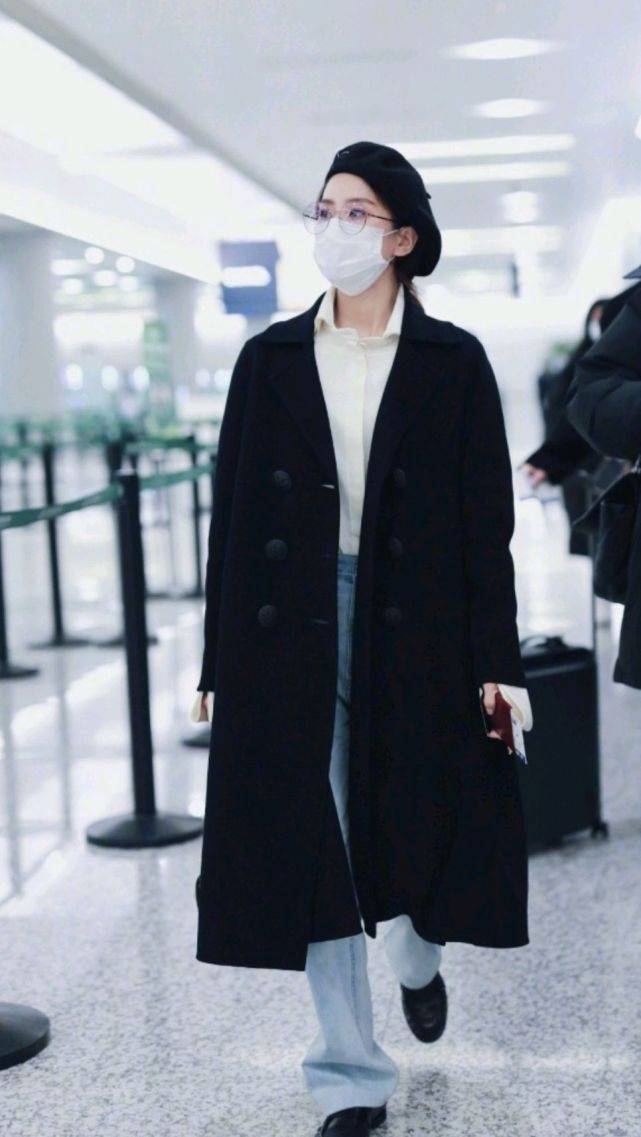 刘诗诗的机场造型真好看,黑色大衣搭配贝雷帽,俏皮又时尚