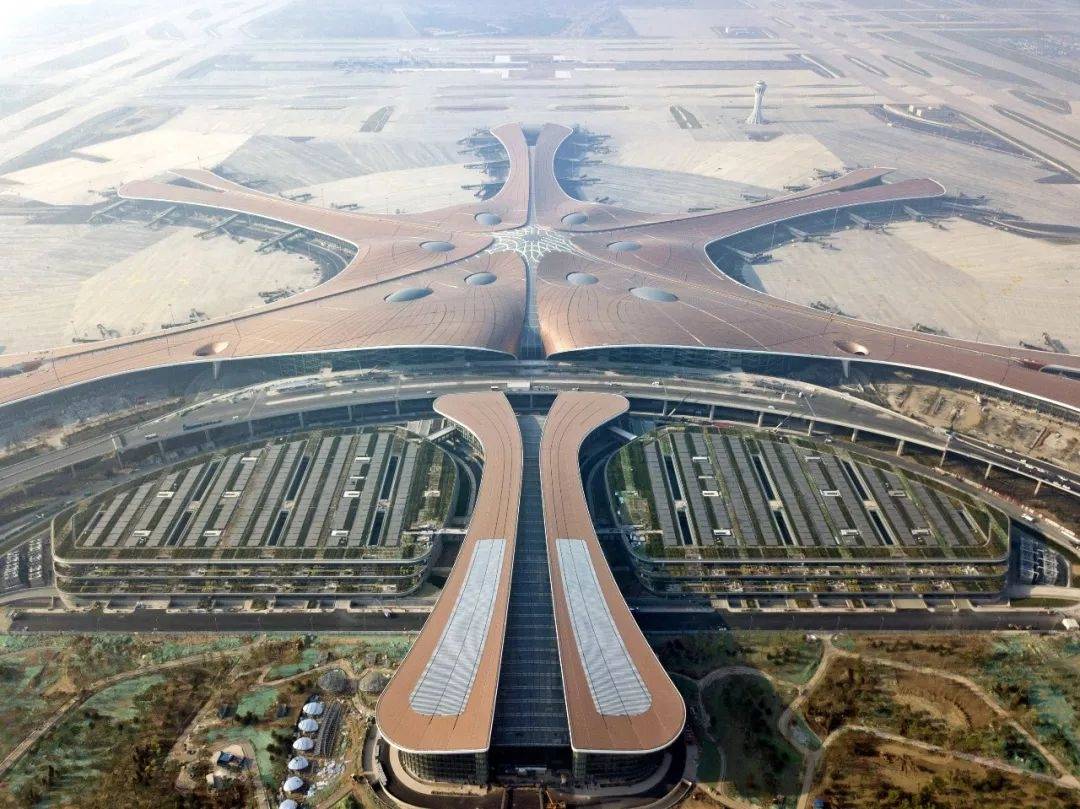 首都机场 t3航站楼形如"东方巨龙" 大兴机场占地140万平方米,仅屋顶