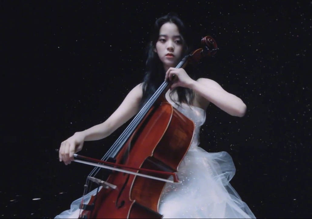 欧阳娜娜穿星河入梦抹胸裙演奏大提琴优雅又迷人
