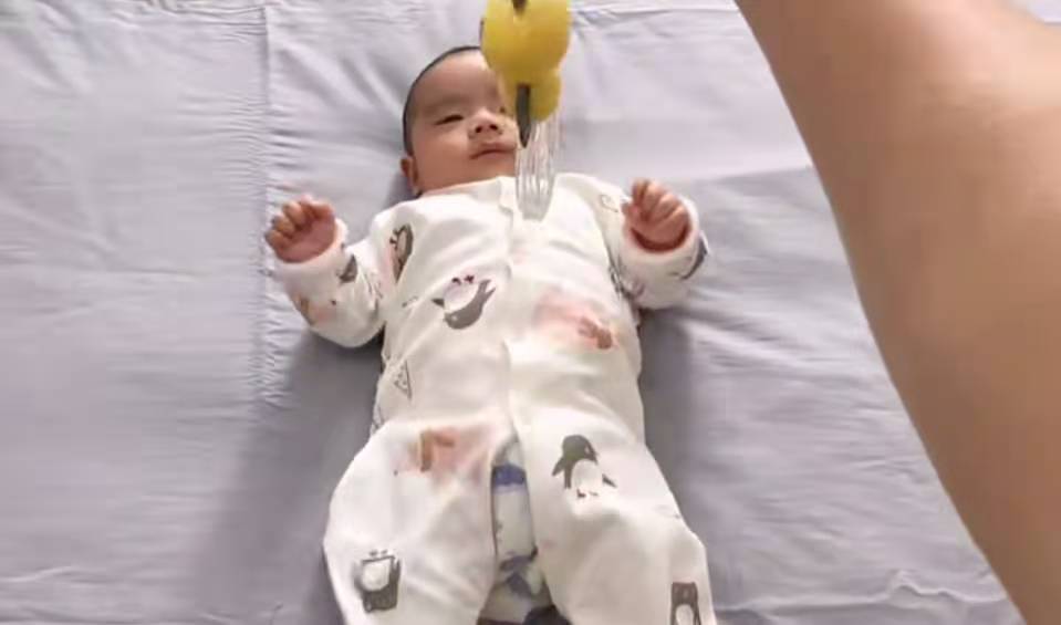 婴儿几个月不用裹包被 8eaf96df5c08408f906238dec9c98055.jpeg