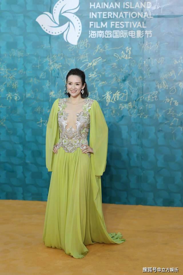 章子怡深V开胸长裙气场全开,却被摄影师拍成1米5