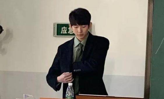 男英语教师 c4a5eca928ce46f69393015a5adadf92.jpeg