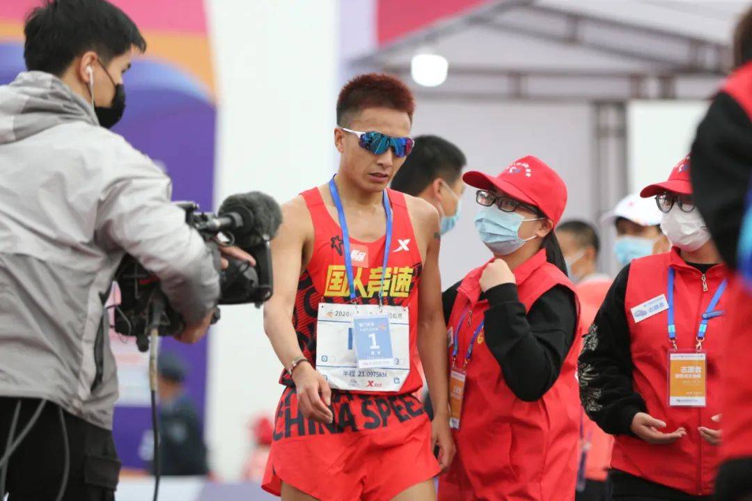 1:03:03丨彭建华夺环东半马冠军