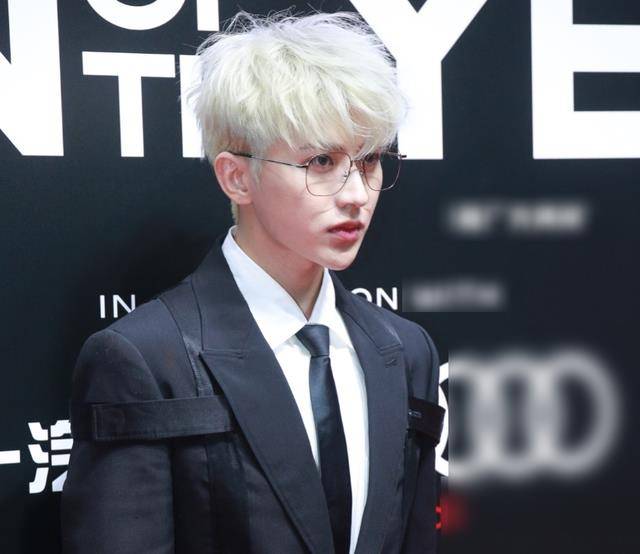 12月2日蔡徐坤出席cosmo时尚盛典,梳起银色背头,酷帅十足.