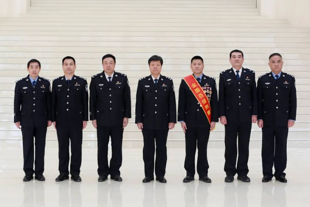 12月14日上午,唐山市公安局举行了热烈而简朴的欢迎仪式.