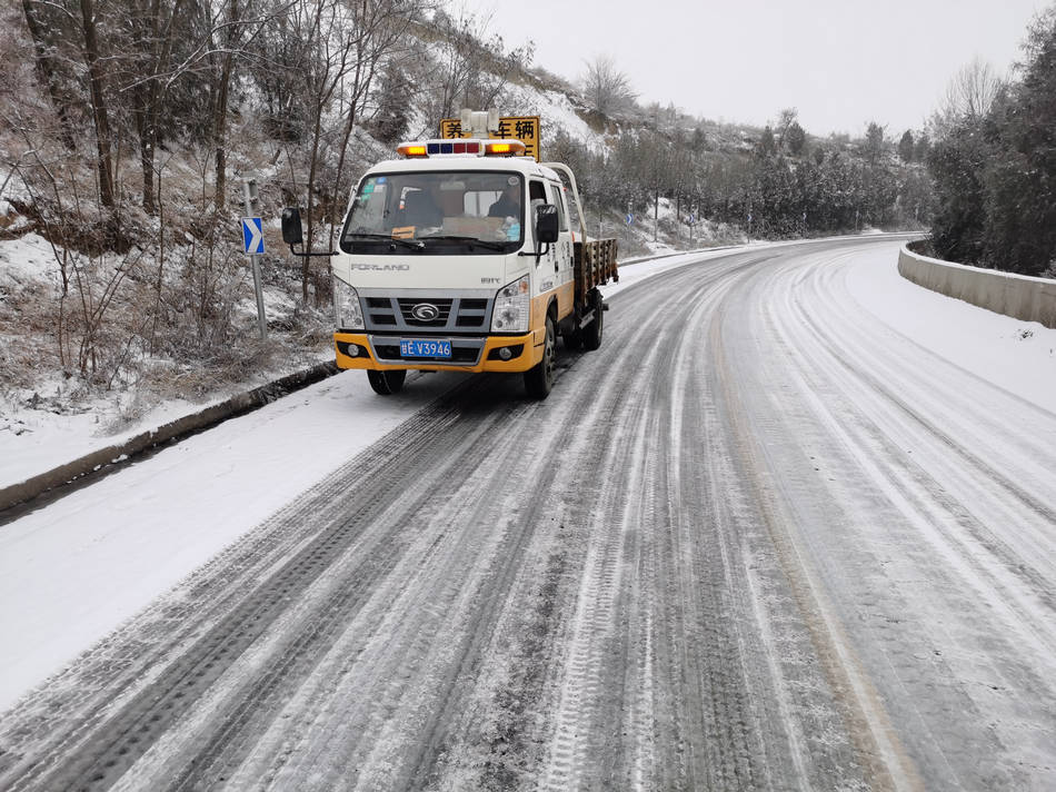 秦州公路段养护的g316线,g247线部分路段的积雪开始消融,道路安全畅通