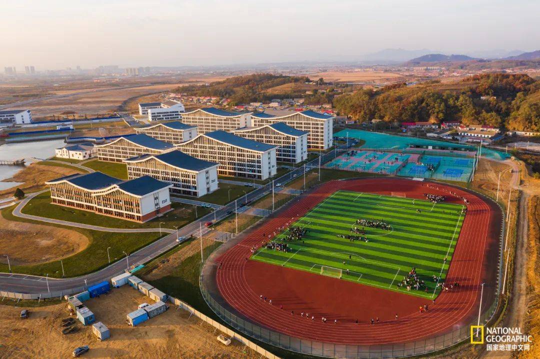 俯视庄河大学城东部大学城西部庄河万达广场,一旁的小寺河水体十分
