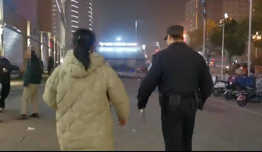 4个小孩看完电影不见了！姜堰妈妈急得拦下警察