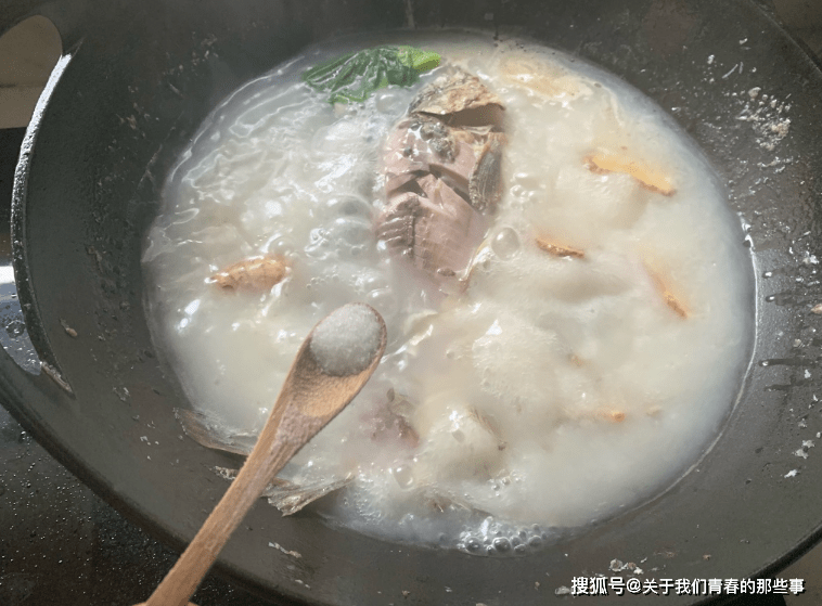怎么样炖鱼汤才有营养 a92ca24402184b5791392f51ec1044db.png