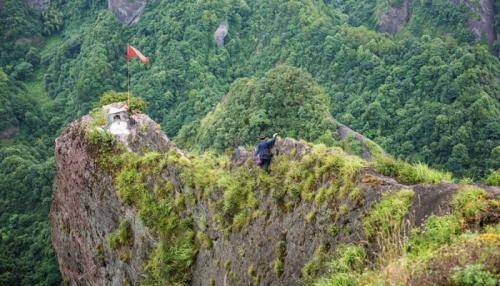 这座寺庙位于湖南的狼山八角寨的龙头香佛教早在两千五百多年前就传入