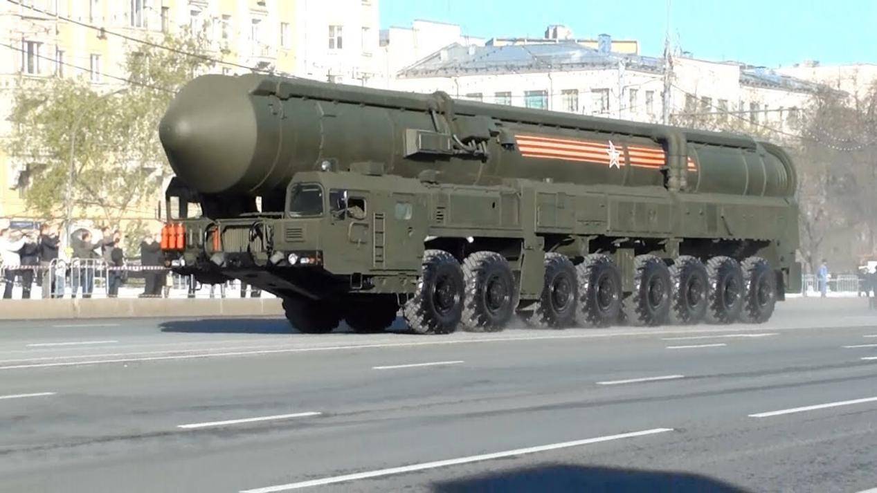俄罗斯"亚尔斯"洲际弹道导弹使用的运输-起竖-发射车(图片来源于