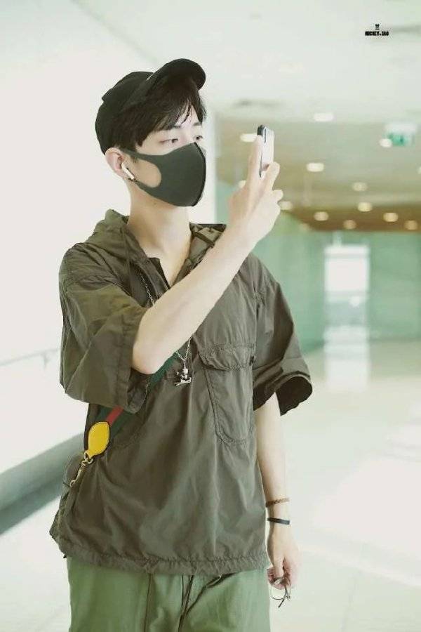 肖战抵达机场 32020a6a2f1a44c9a3a691cd98948f62.jpeg