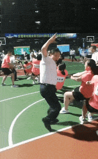 gif搞笑段子:我生日那天,他手拿一束玫瑰,单膝跪地在我面前