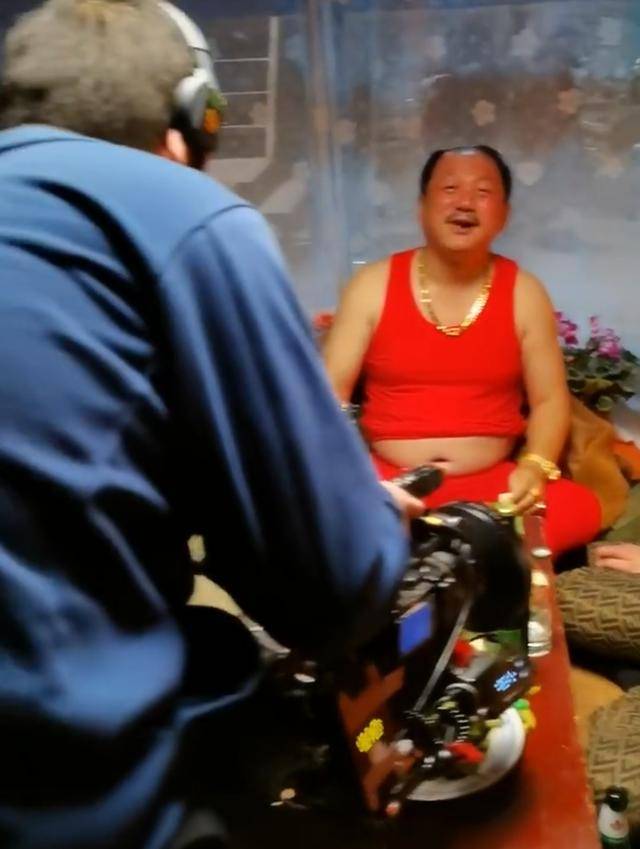 谢广坤片场喝到脸通红？粗大金项链似有2斤重，