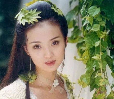 赵丽颖眼窝太深显老，其实她天生就这样，杨幂