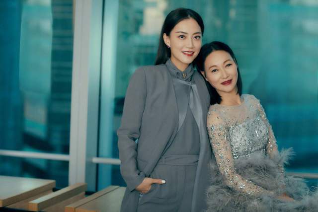 原创深秋简约通勤款怎么穿看气质女人霍汶希优雅干练显高级