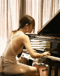 图片[1]-GIF搞笑段子：这么漂亮的美女弹钢琴，舞动着手指寻找，寻我的那个明镜台。-妖次元