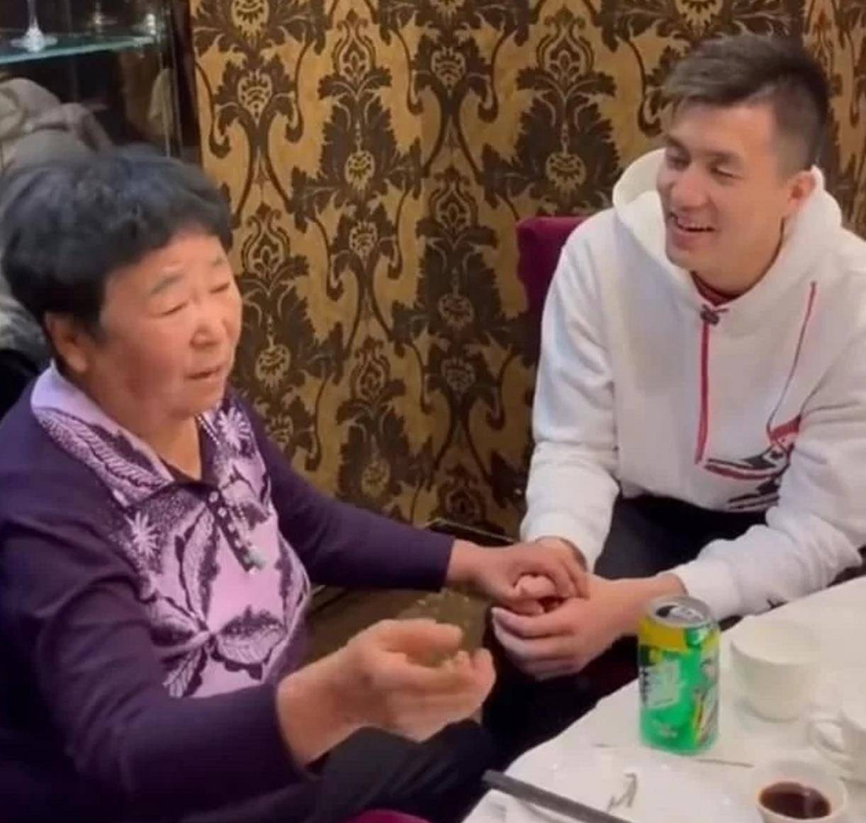 半年涨粉近两千万网红田姥姥开启碎嘴模式被调皮外孙恶搞带火