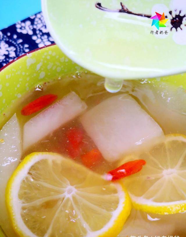 在家怎么做冰糖雪梨饮料 45e7b7f208bb4e3aba7e95375e465757.jpeg