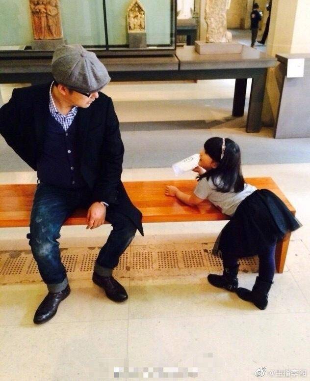 李湘晒老公女儿近照，11岁王诗龄身高到爸爸下巴