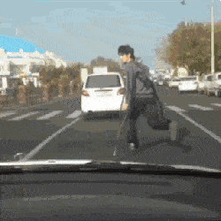 gif搞笑段子:大哥,你别再纠缠我了,不然老公不会放过我的!