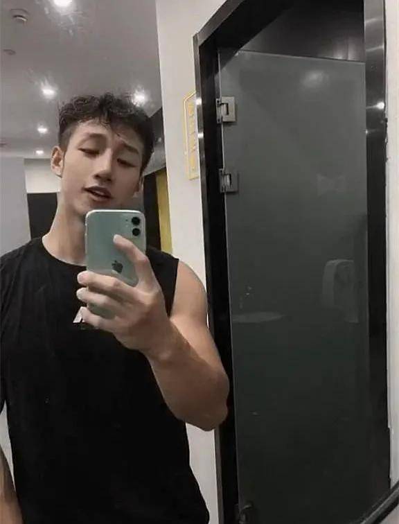 原创00后肌肉小哥宽肩细腰倒三角高帅长腿腱子肉身材尺寸都可以