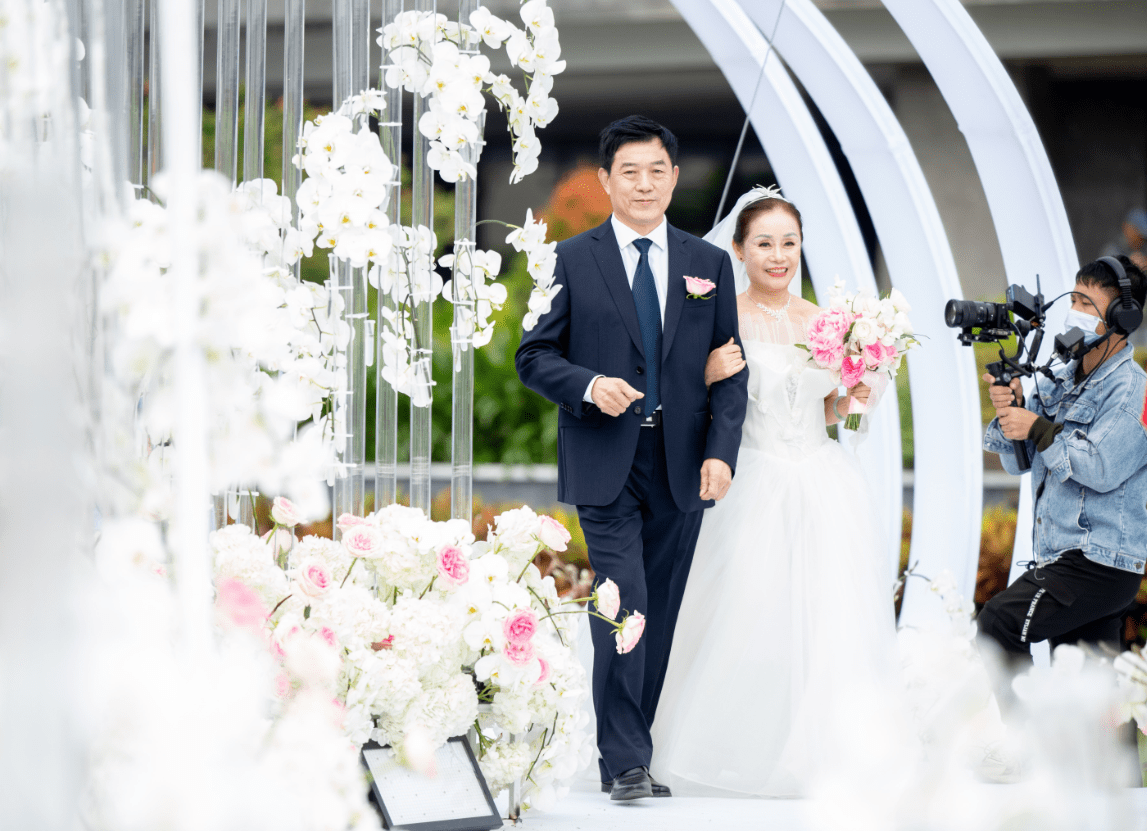 父母爱情全家人 2e093fda1d9443e5abec5f0194fdf6d8.png