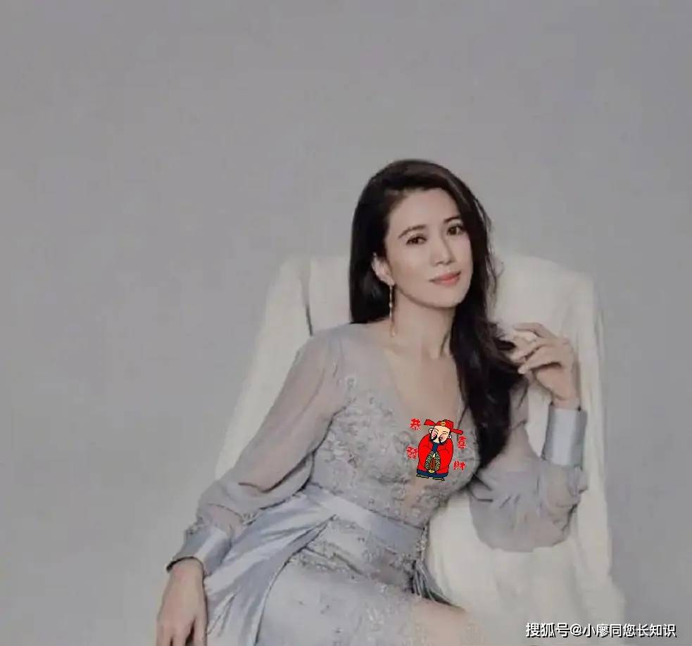 49岁的袁咏仪一改以往的保守风格,无比的性感撩人