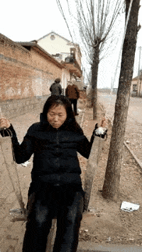 搞笑gif段子:不容易啊,大娘还保存着少女之心!_王哥