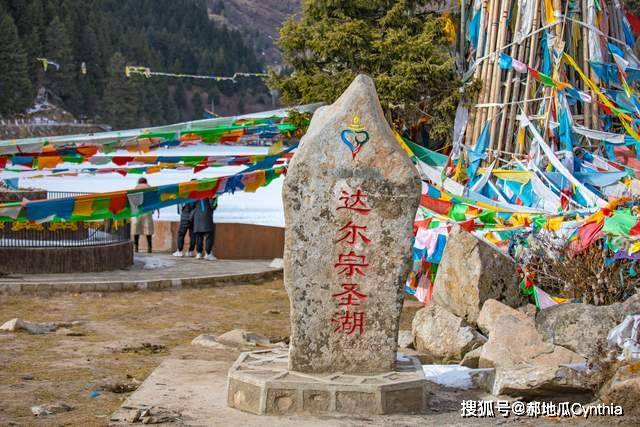 甘南当地的圣湖，被誉为藏区的“碧玉曼遮湖”，因修建马路而闻名