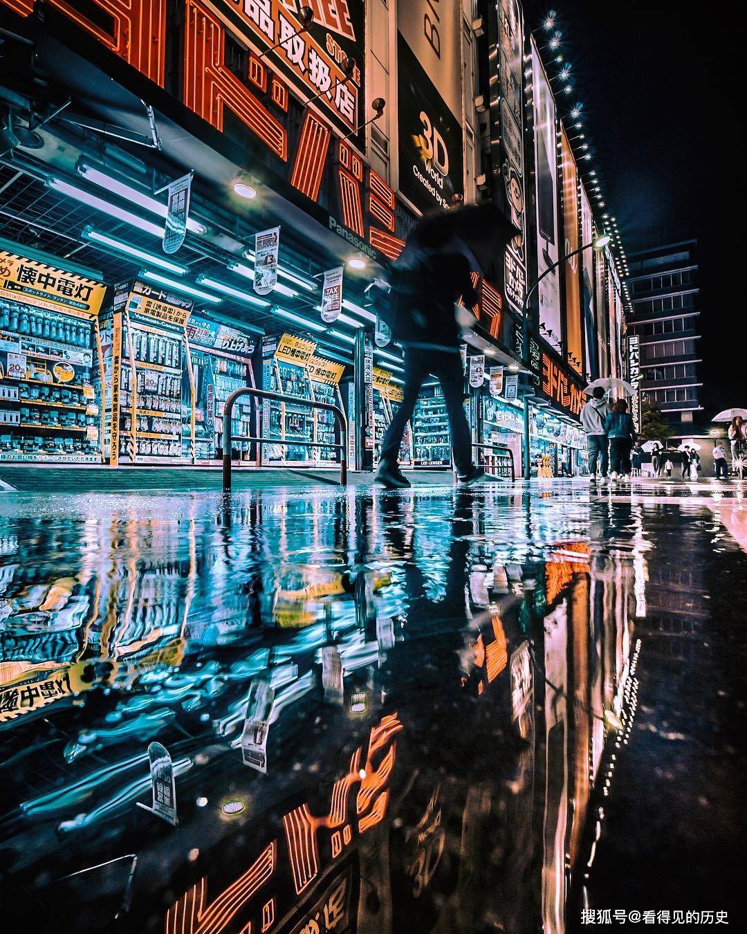雨夜中的日本东京  充满活力的夜生活