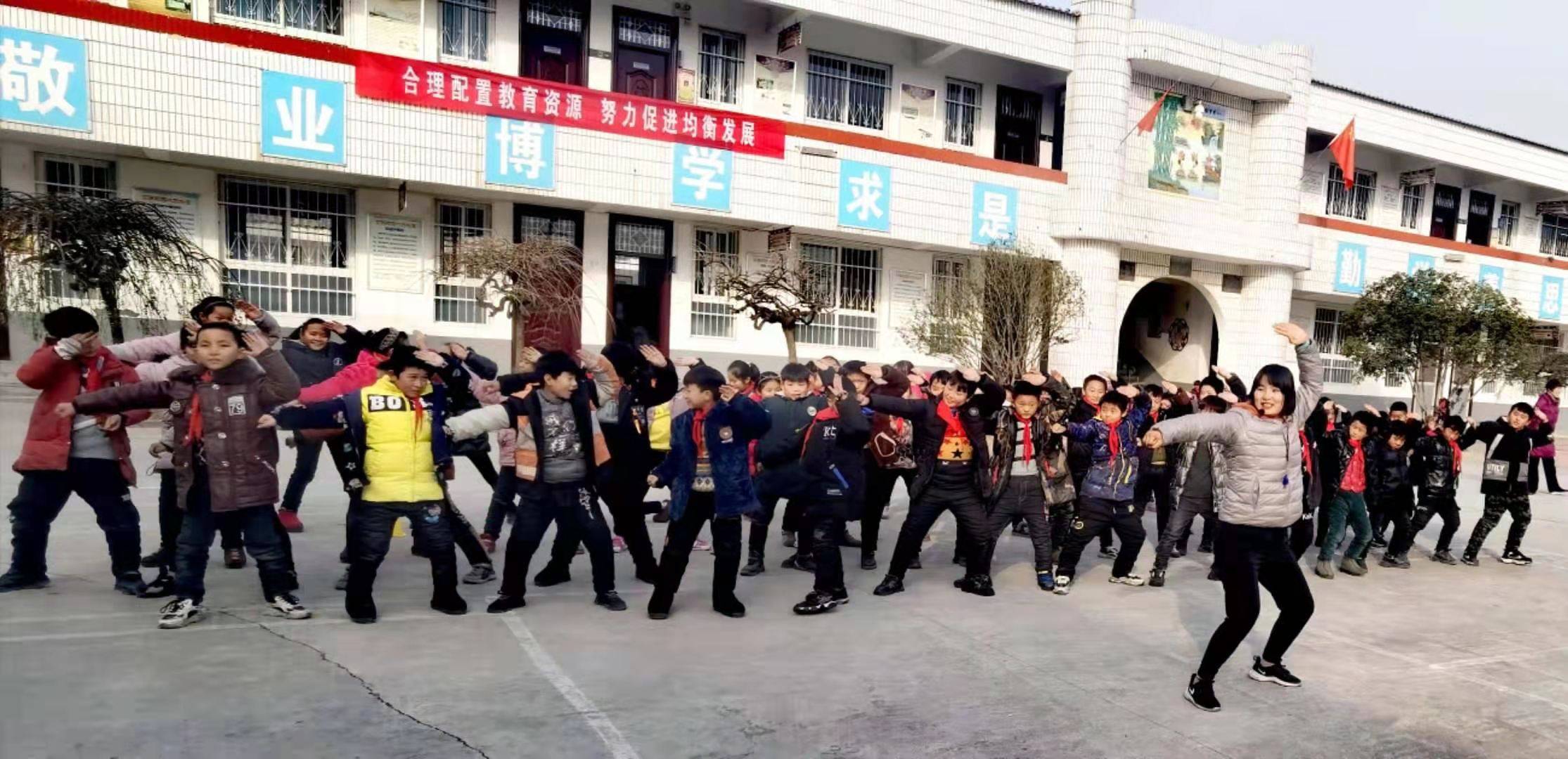 雷锋志愿行 艺彩润童心:驻马店实验小学开展携手乡村学校少年宫送教