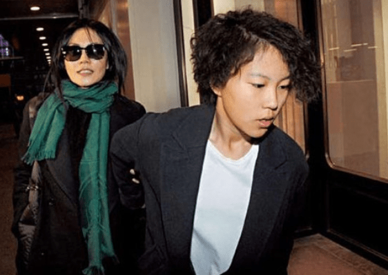 23岁窦靖童"盆栽头"现身,绿色印花裤太新潮,曾被曝是老烟民