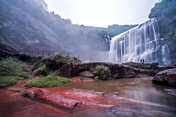 赤水大瀑布是国家aaaa级旅游景区,是和黄果树大瀑布有得一拼的瀑布,主