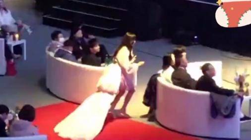22岁杨超越成圈内交际花？见龙丹妮搂抱热聊，老