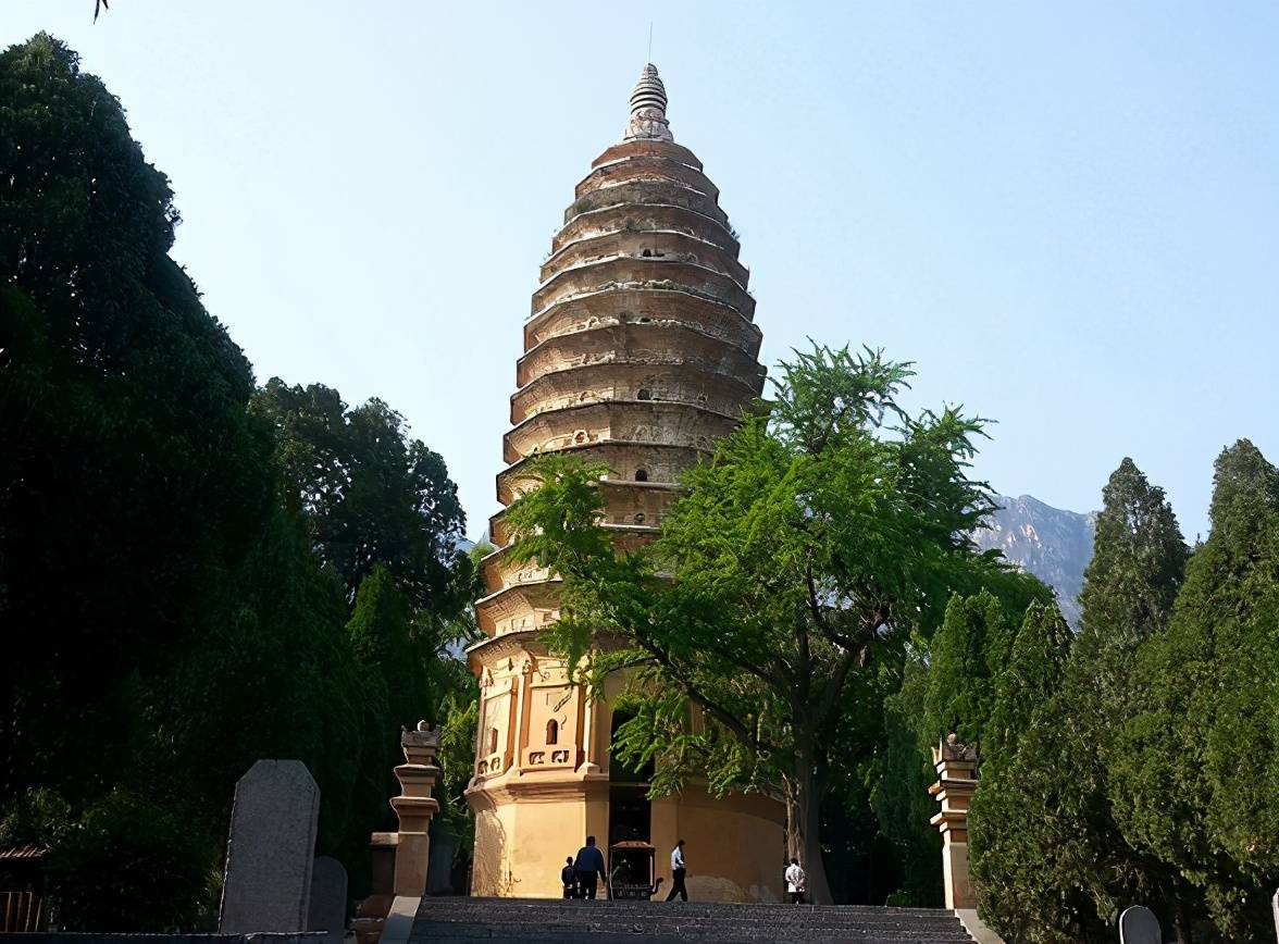 河南古建筑嵩岳寺塔——中国现存最早的砖塔