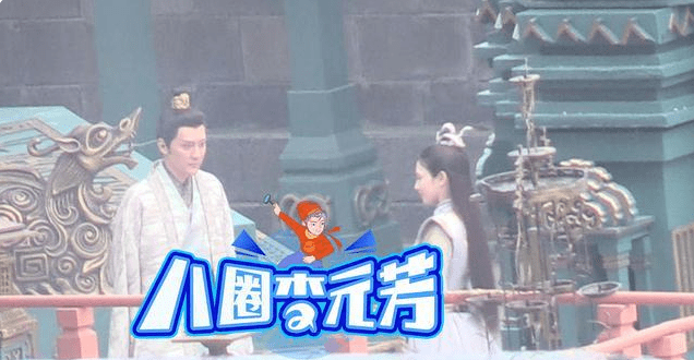 冯绍峰片场抽烟惹争议,翘二郎腿与工作人员谈笑风生