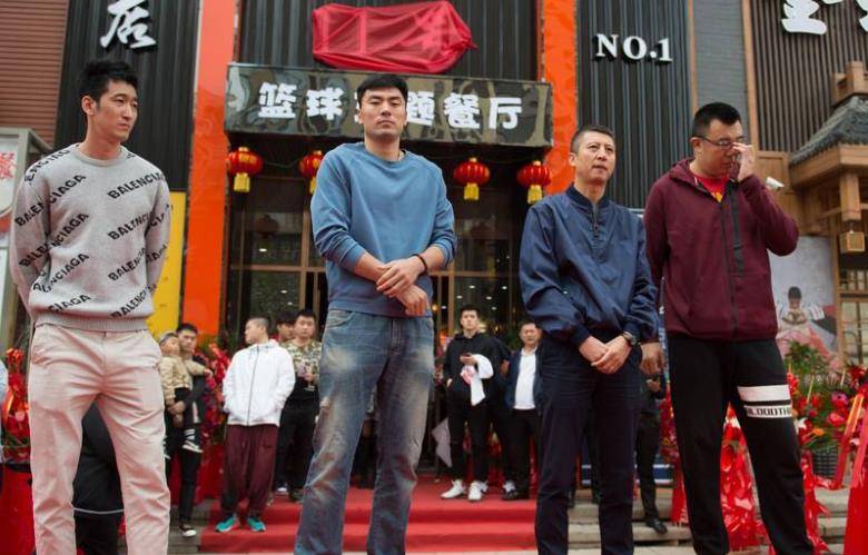 饭店老板打球不行脾气还挺大,怒推裁判遭驱逐_刘志轩