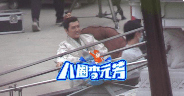 冯绍峰片场抽烟惹争议,翘二郎腿与工作人员谈笑风生