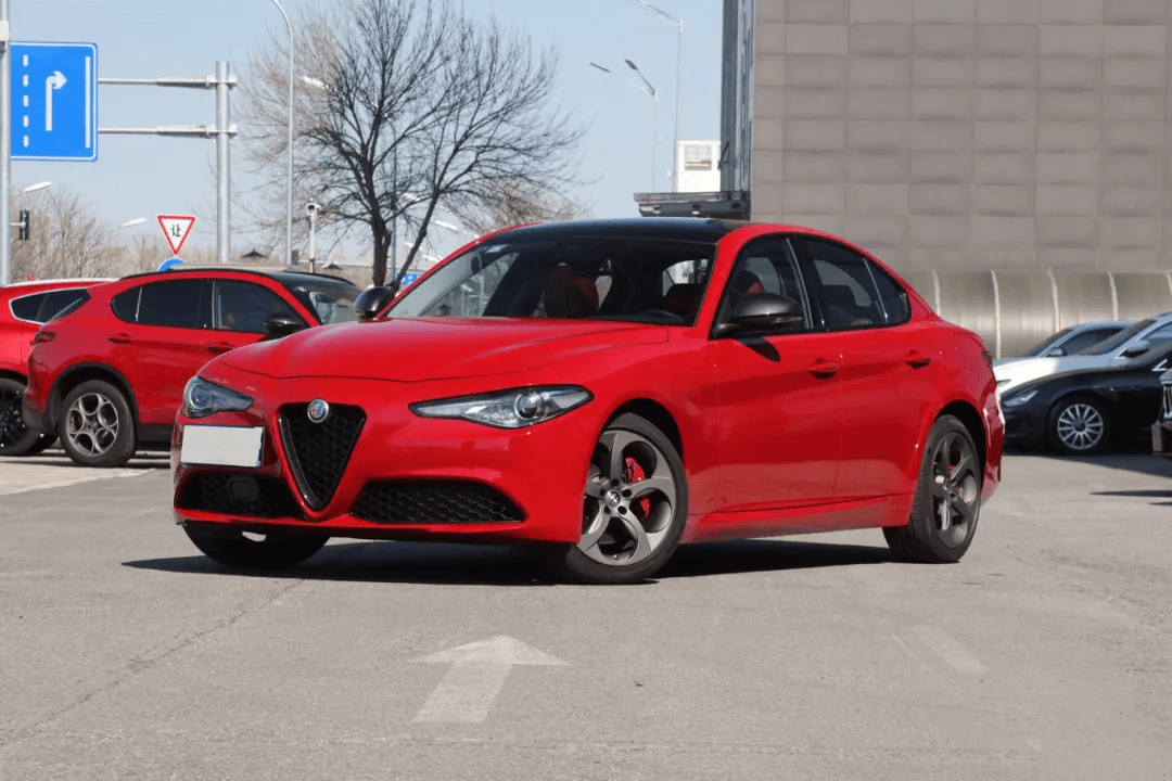 30万最帅"战车",颜值运动兼顾,阿尔法罗密欧giulia 280hp