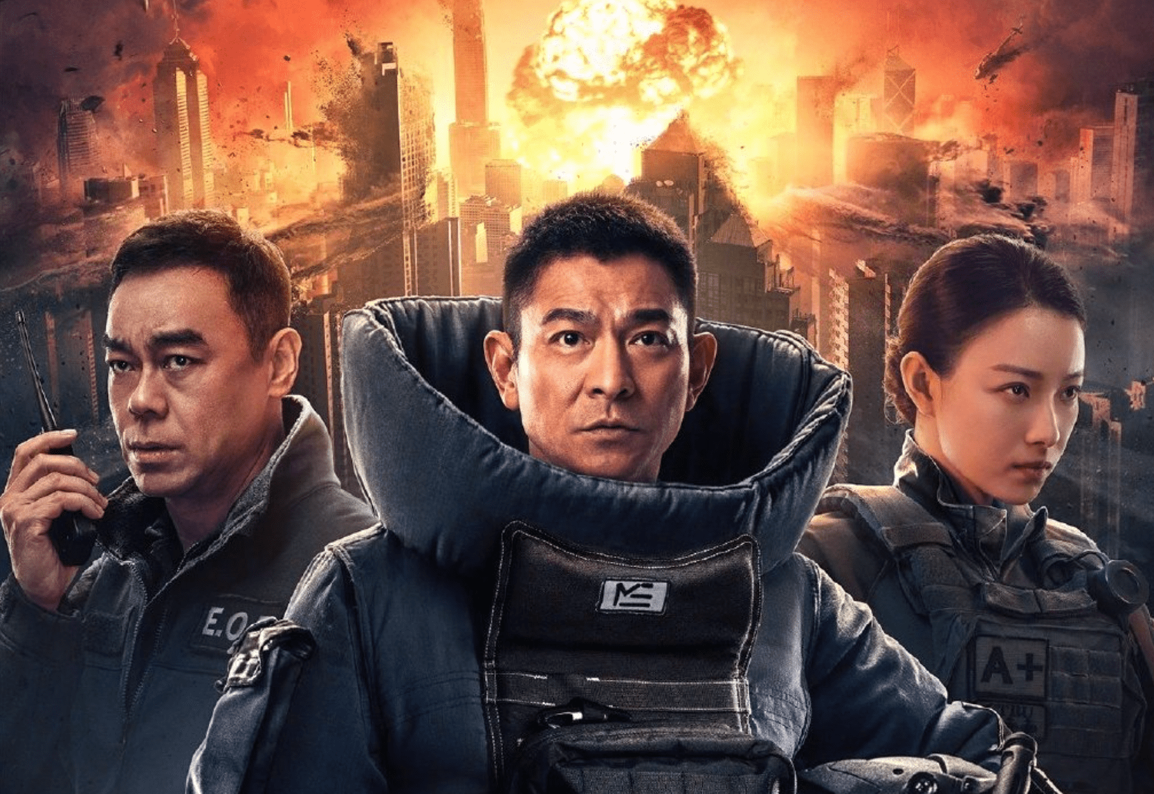 倪妮主演的《拆弹专家2》全国上映,蕾姐一大早跑去看最早一场电影