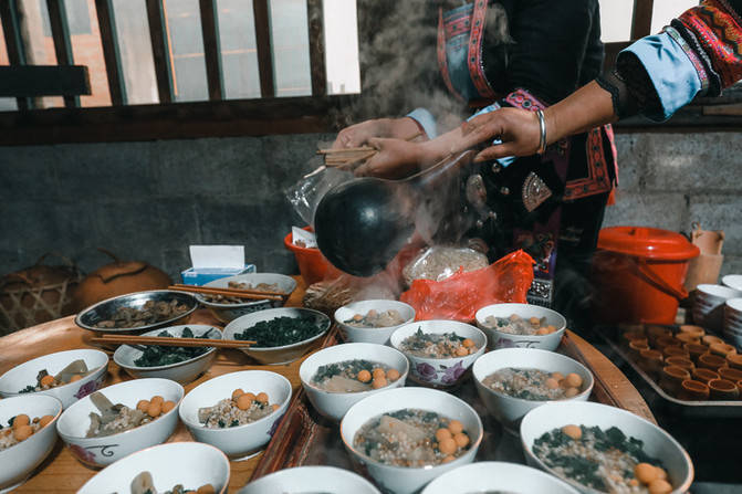 侗家人喜欢喝油茶,已有上千年的历史,也是侗族招待客人和朋友的最佳