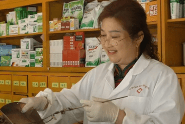县女性,她勤劳·质朴·任劳任怨,默默支持着爱人冯诗茗对中医的追求